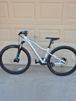 SPECIALIZED JYNX MOUNTAIN BIKE (SMALL FRAME)