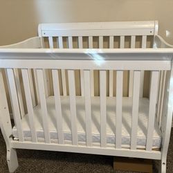 Crib With Crib Mattress And Protector 