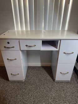 NAIL TABLE