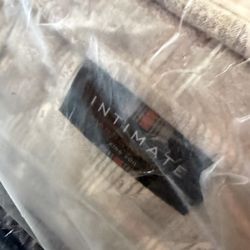 Queen Size Bed Mattress King Koil Intimate Medium Euro Top Serta Sealy Beautyrest Black Hybrid Series Purple Avocado Kluft Aireloom Stearns & Foster 