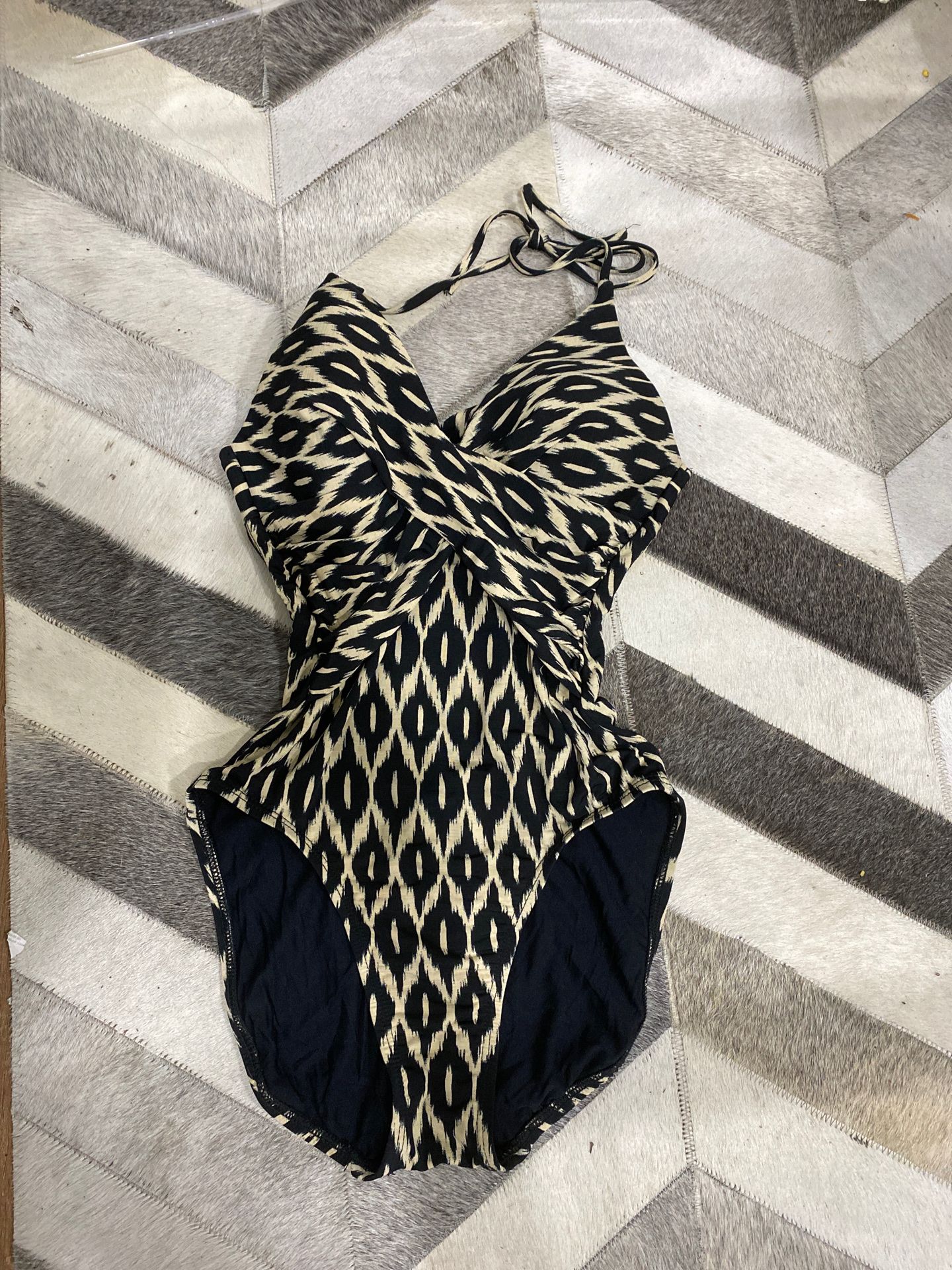 Robin piccone luxury swim suit size 8 for Sale in Los Angeles, CA - OfferUp