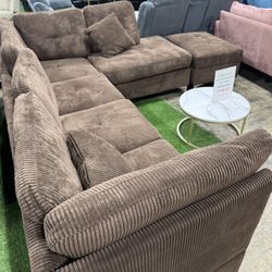 Brown Living Room Sectional with Ottoman / Seccional de sala de estar marrón con otomana