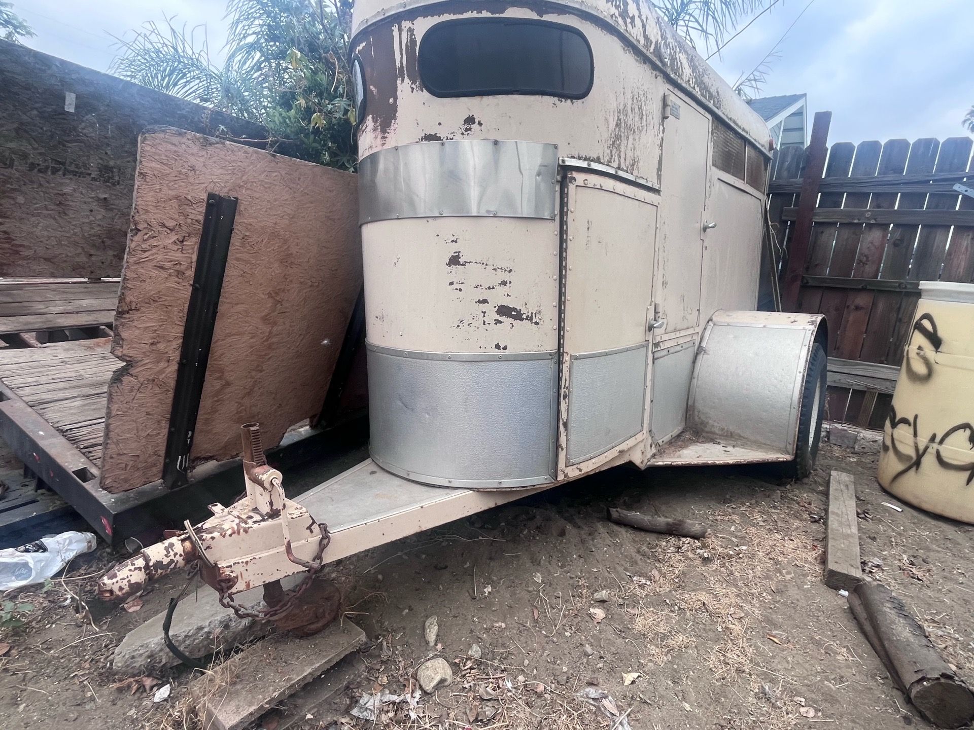 Single horse trailer