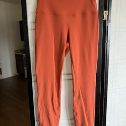 Beautiful orange LuluLemon leggings 25 inch like new   I only wore it once.