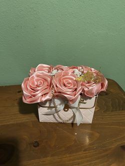 Una linda bolsita de 6 rosas para un lindo regalo