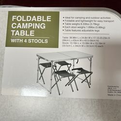 Foldable camping table