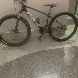 Very nice bike trek bike 29 big wheel and tires I'm selling for a cheap price