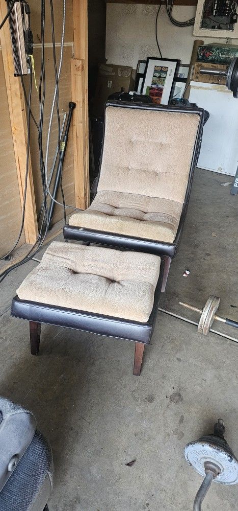 LOUNGE CHAIR