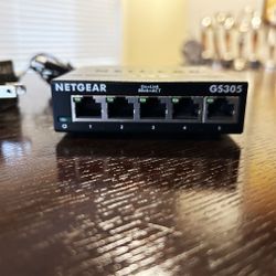 Netgear 5 port switch - GS305