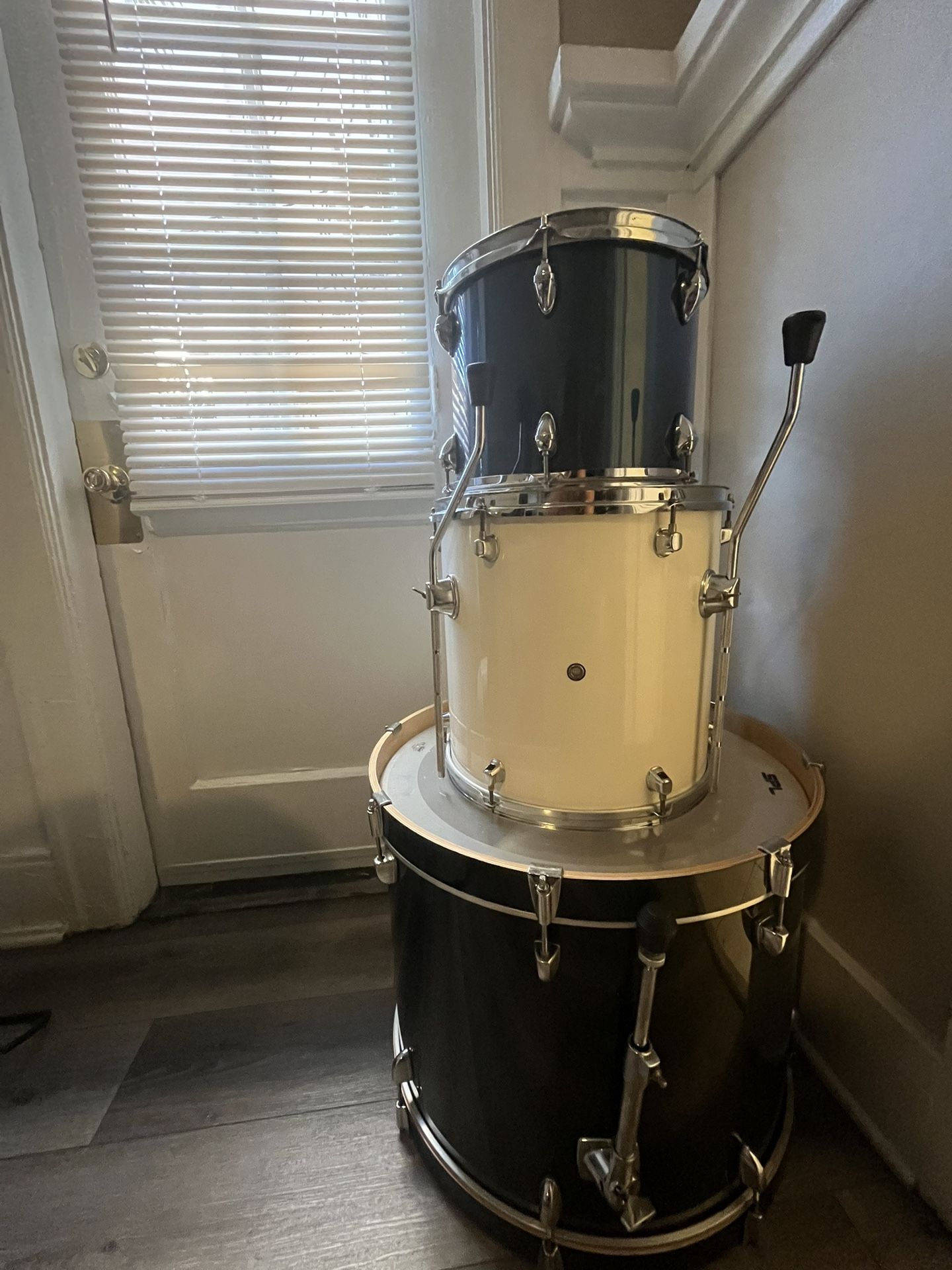 Drum Set  Excellent Condition ! 