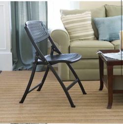 4 chairs / black folding chairs