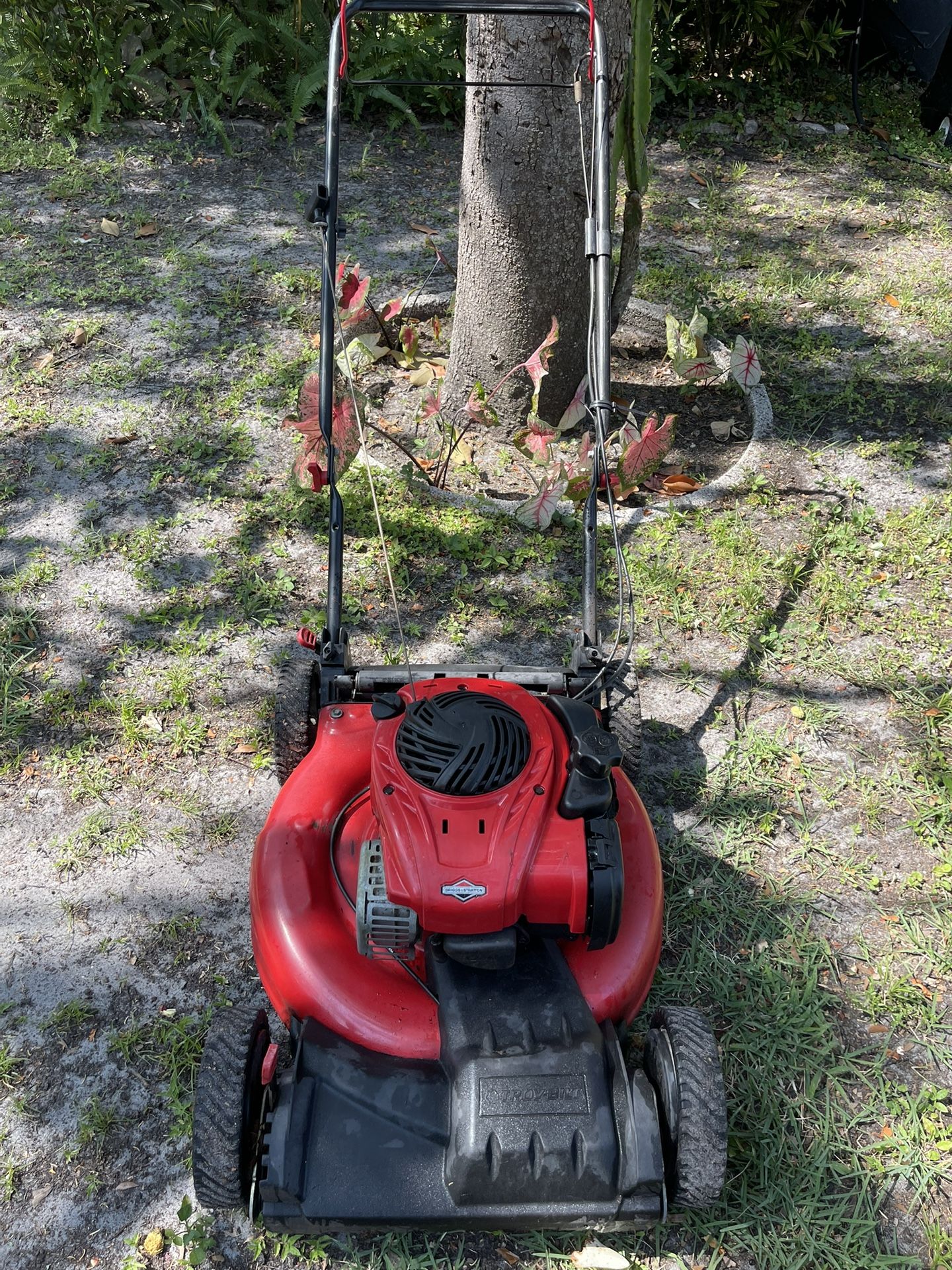 Self Propelled Lawn Mower Troy-Bilt 21” Cut With A 5.5 HP Engine