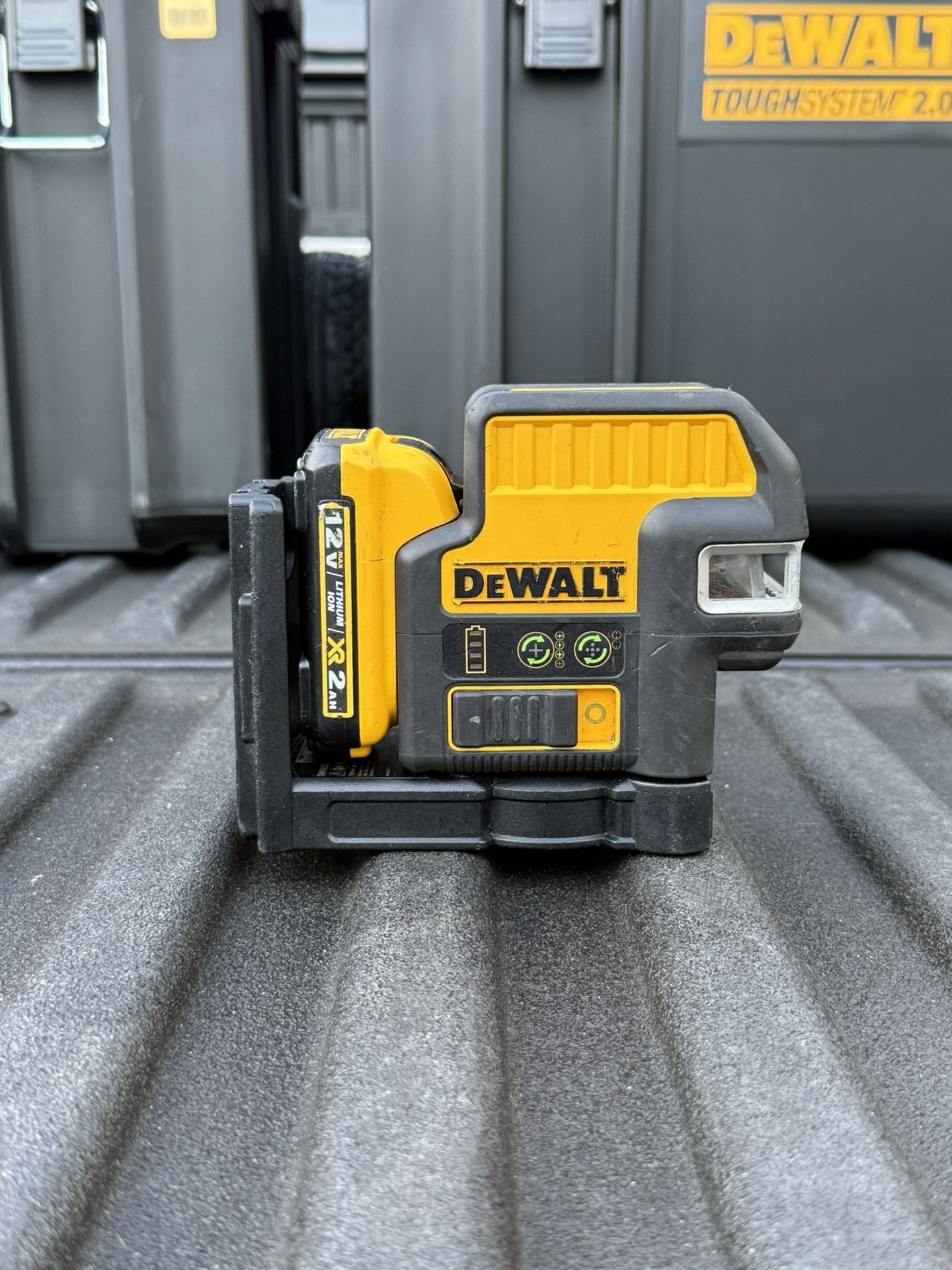 DEWALT 12V MAX Green Cross Line + 2 Spot Laser – $280 (con batería)