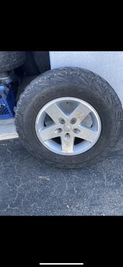 2 Jeep wheels 265/75/17