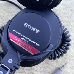 Sony headphones MDR-V6