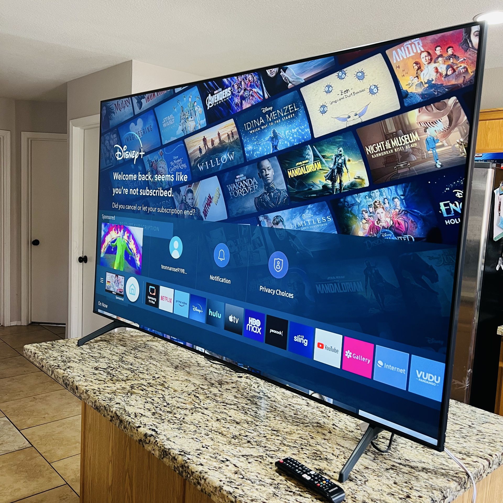 60” Samsung Smart Tv UHD HDR 4k! Excellent picture quality
