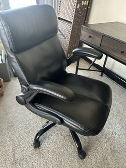 Office Desk. Gently Used . 1 Year Used. 40$