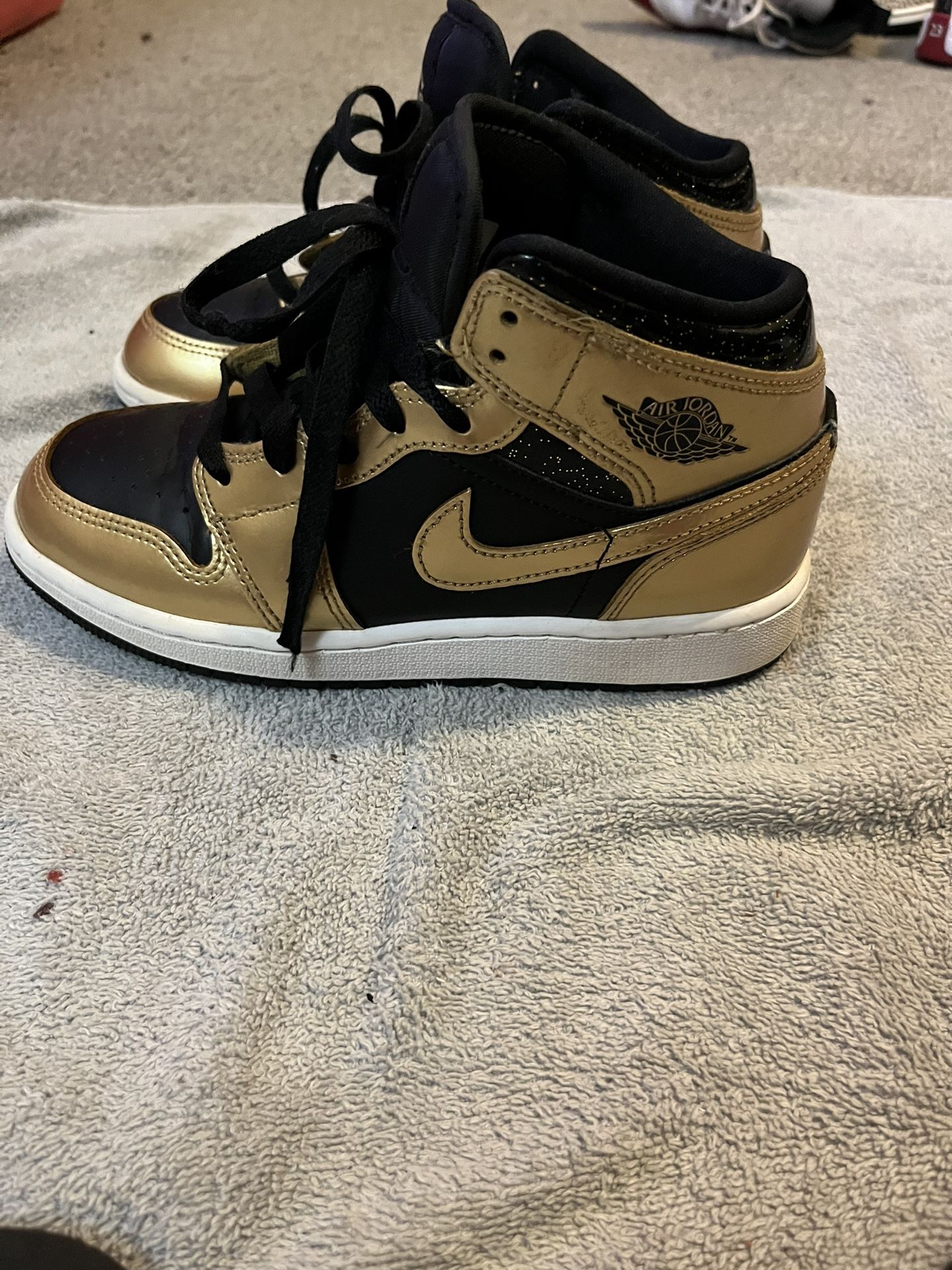 Jordan 1 Mid SE Metallic Gold Black (GS)