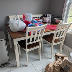 Dining Room Table Great Condition. 