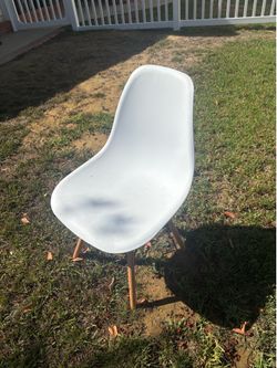 4 shell lounge plastic chairs with walnut wooden legs