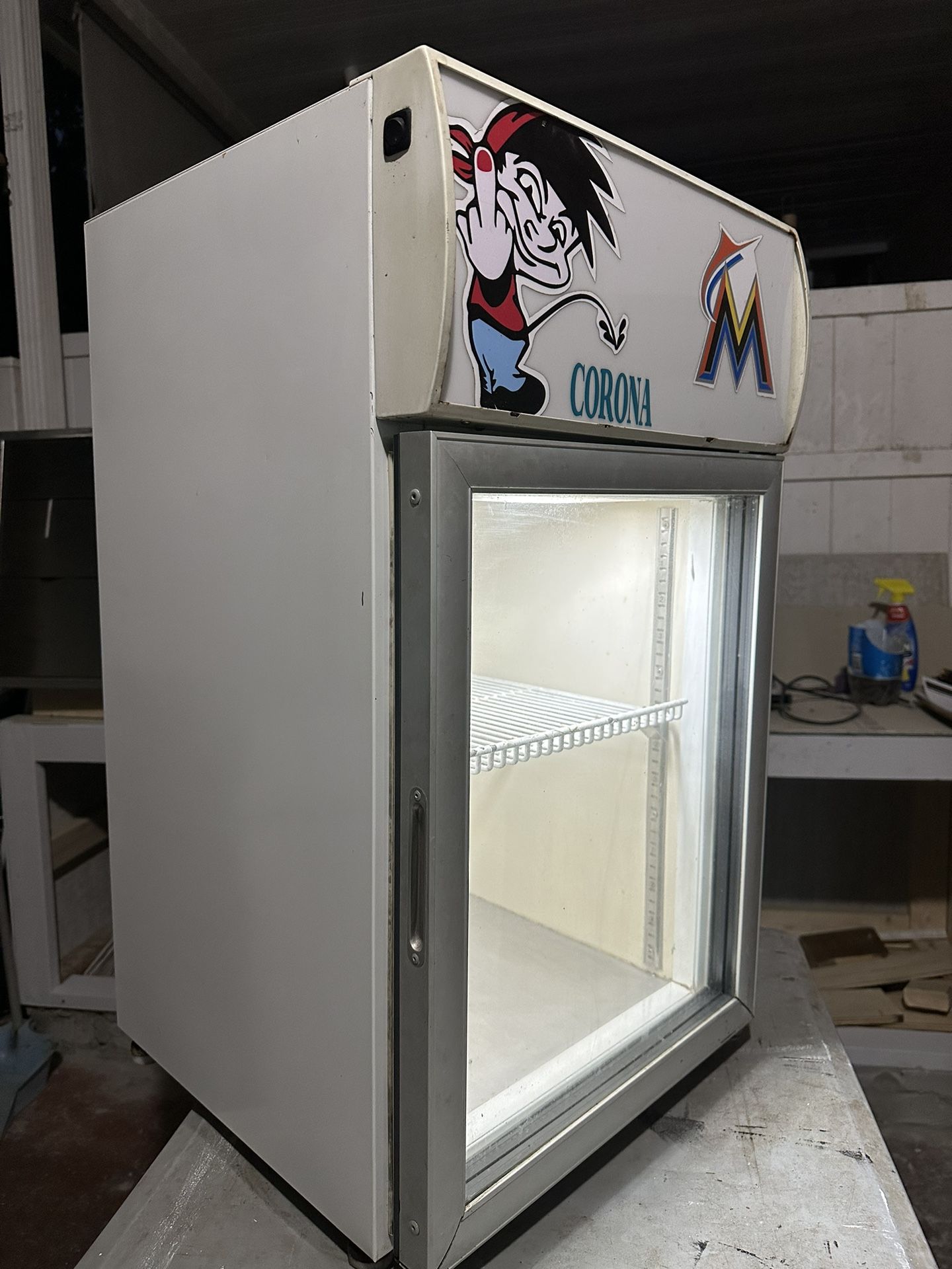 Nevera Exibidora 2.5pies Alto 80$ (contact info removed)