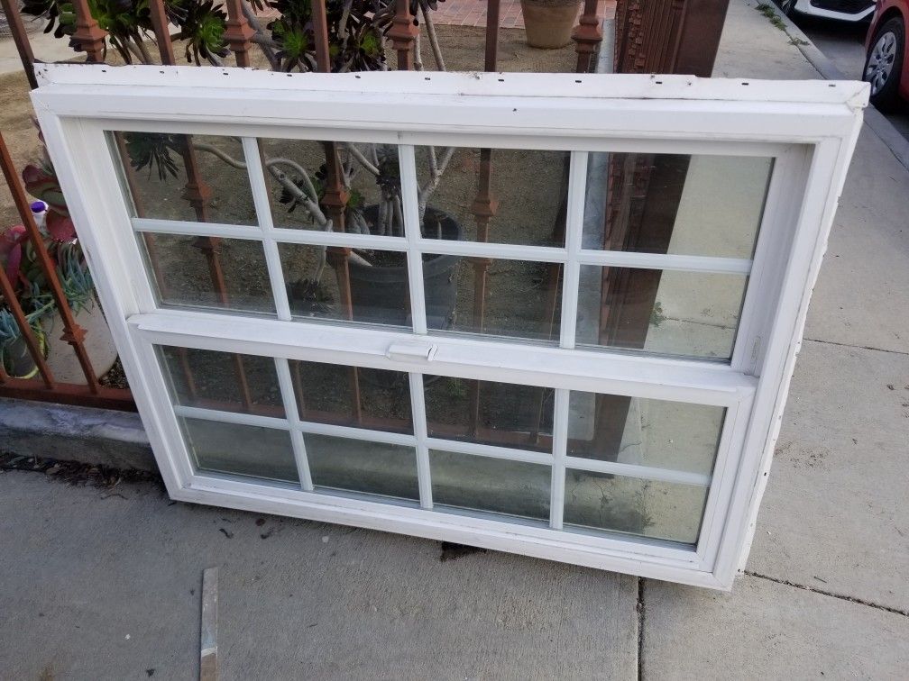 Dual pane vinyl window