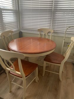 Pedestal table