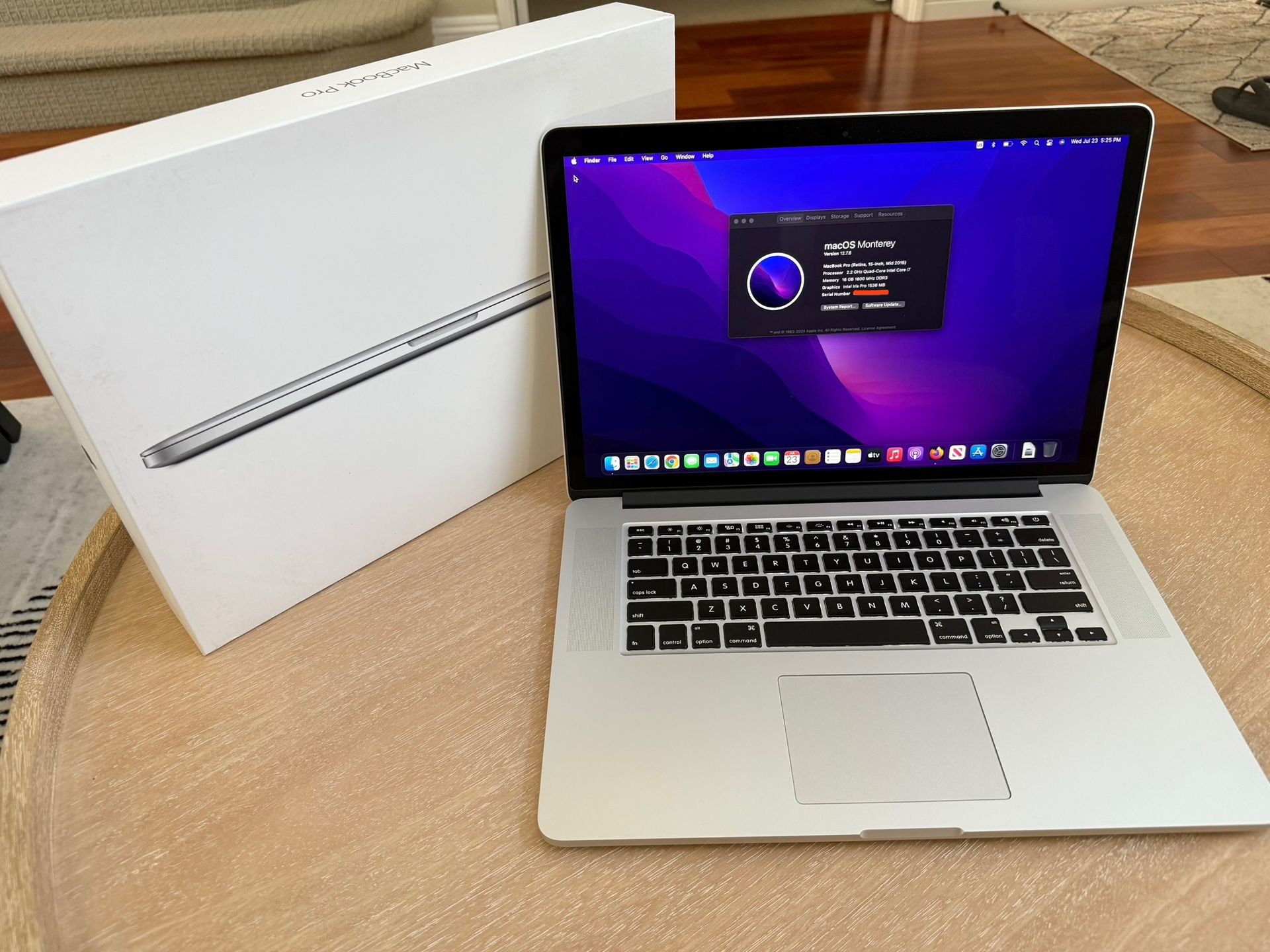 Selling Apple Macbook Pro 15” Mid 2015, 16GB, 256GB, 2.2 Ghz Quad-core intel core i7