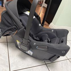 Nuna car seat. PIPA Series. Infant. Great Condition.