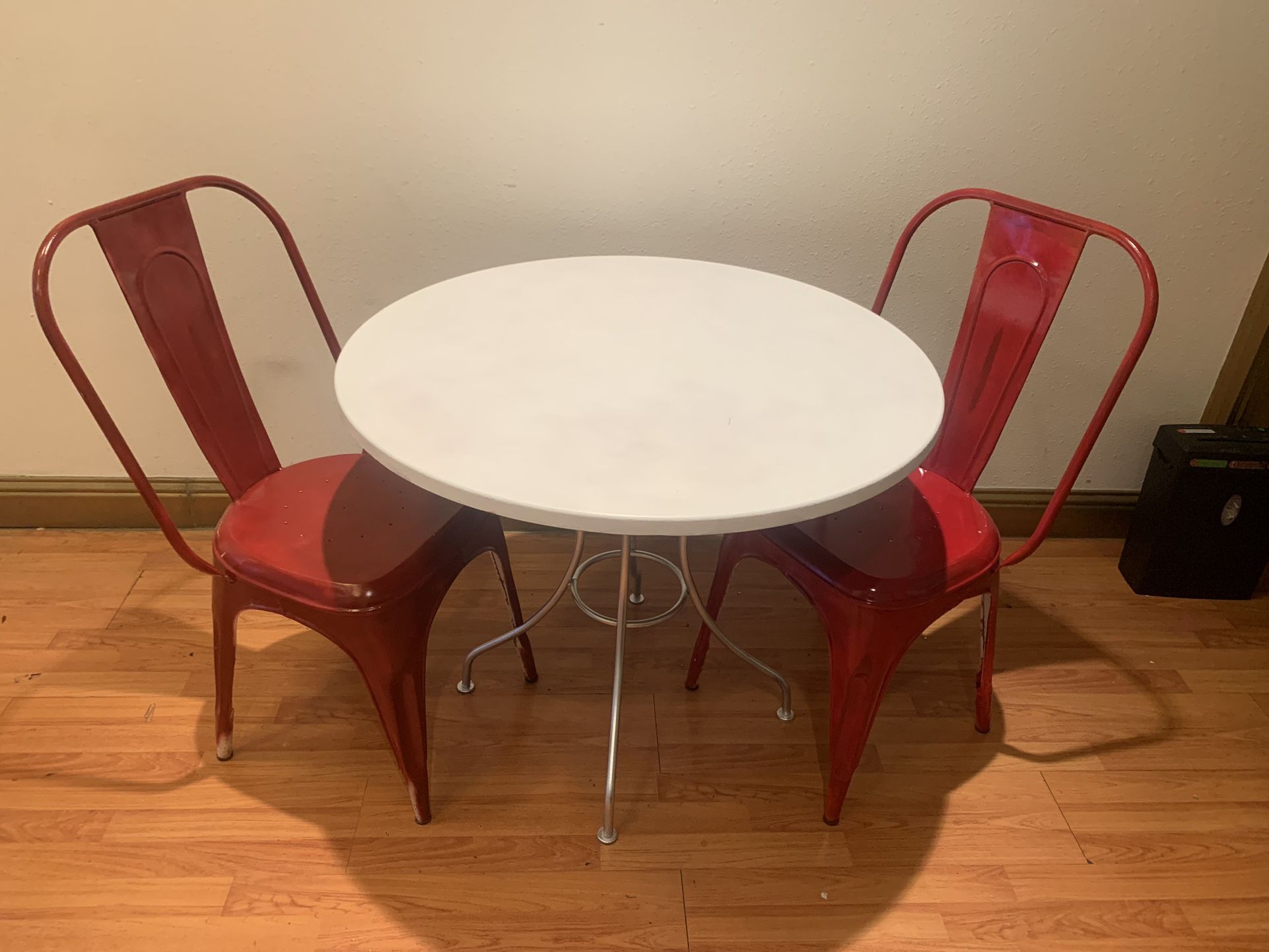 Set Of 3 Pcs 1 Table 2 Chairs.. Inside Or Outside. All Metal.