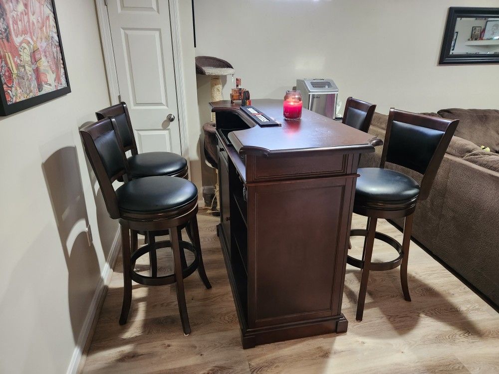 Bar with 4 Bar Stools.
