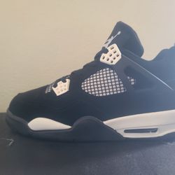 Jordan 4 White Thunders Size 9.5