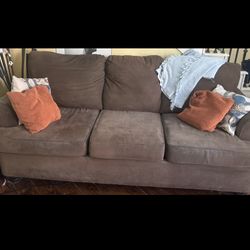 SELLING THIS COUCH ASAP! NAME UR PRICE