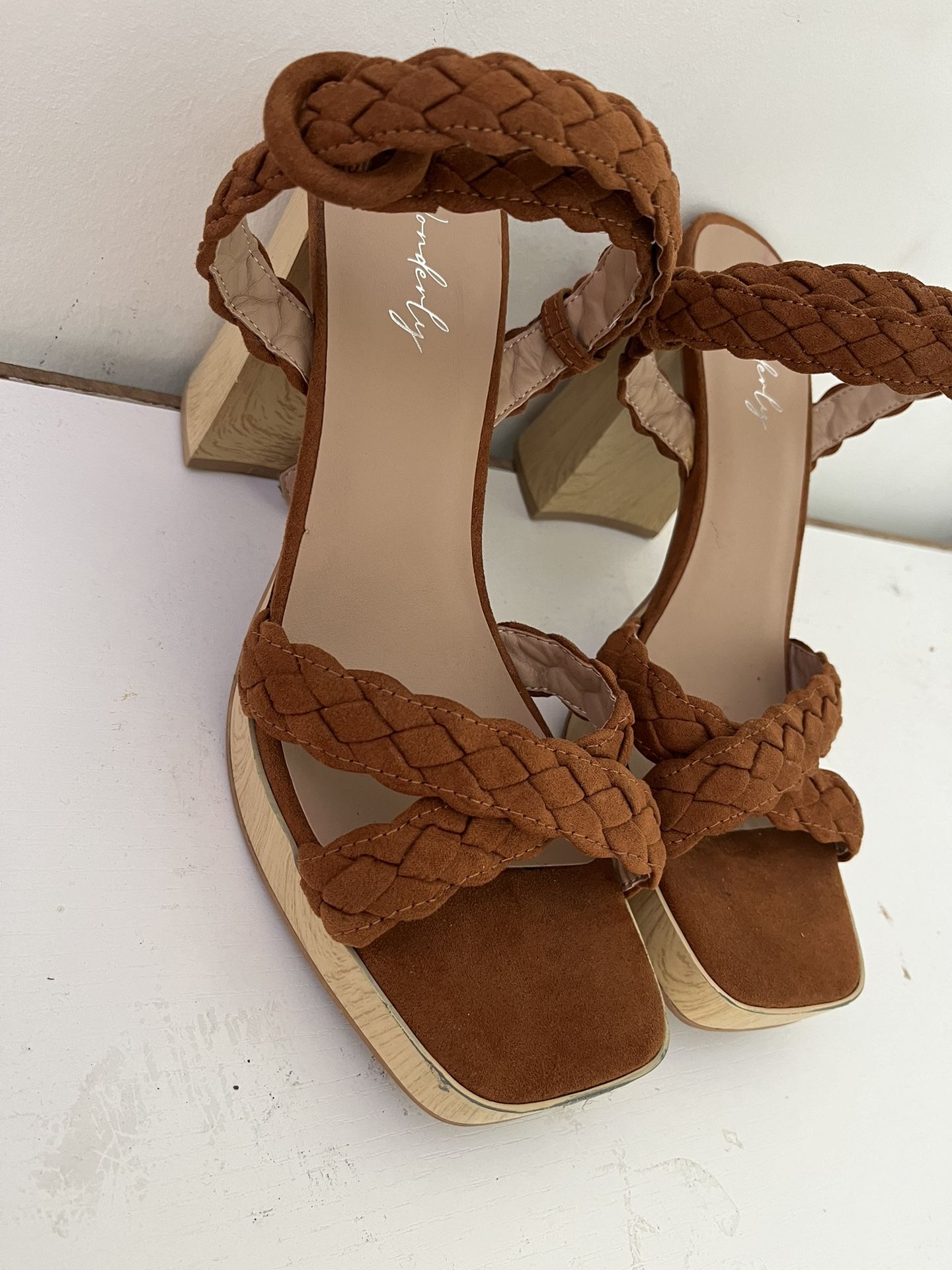Wonderfly wedges heels