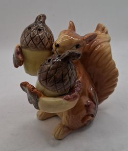 Squirrel salt and pepper shakers