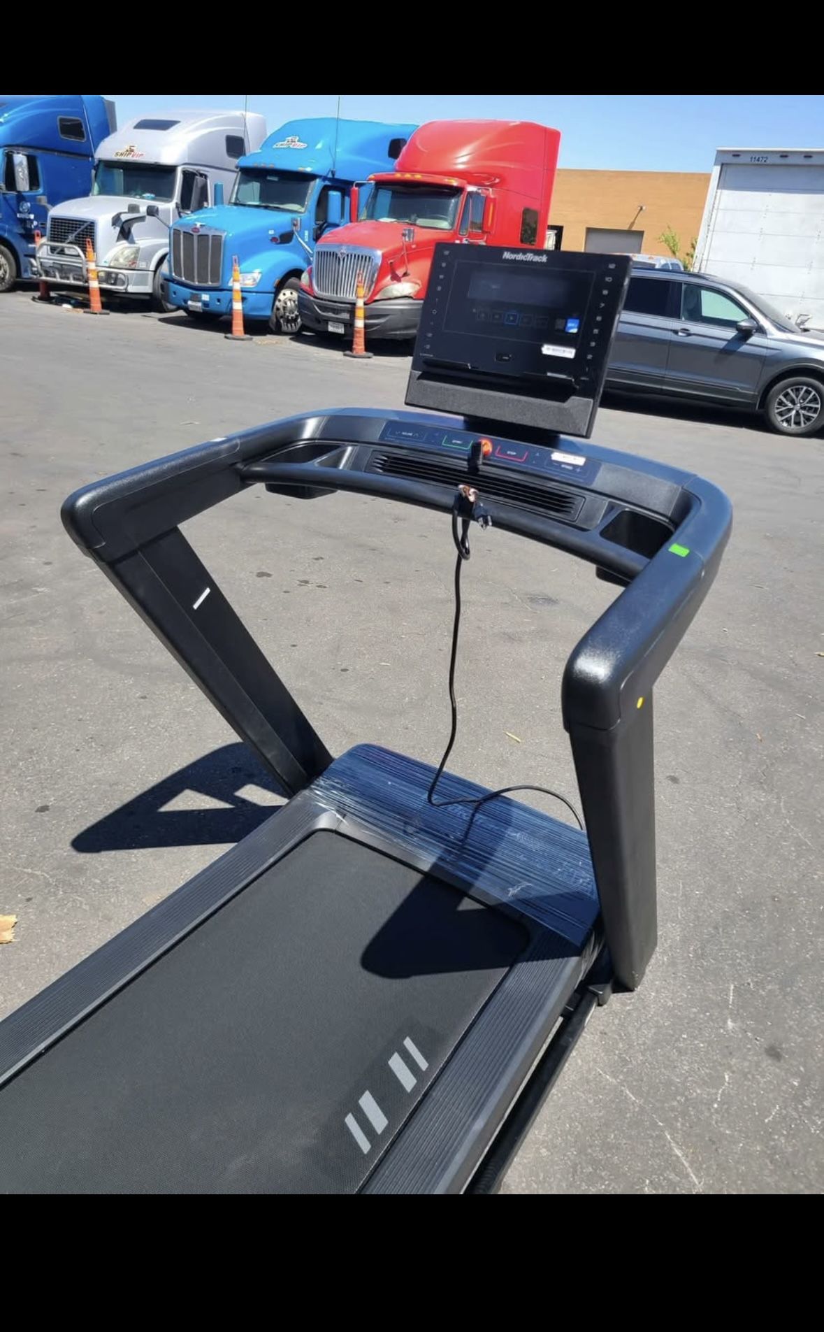 2025 Model Nordictrack Commercial LE Treadmill- 12% incline 12mph Max speed - 22" wide belt