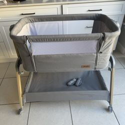 Baby Bassinet- Excellent Condition 