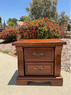 💥GREAT DEAL!! $$$ Traditional 2-Drawer Wood Nightstand (Read Description)