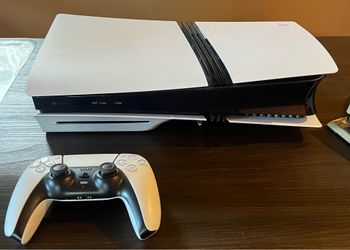 PS5 Pro w/disk reader & controller