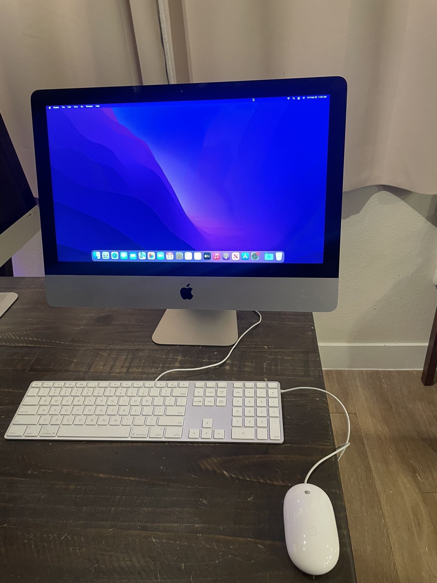 2015 Apple iMac 21-inch 2.8 GHz Quad Core i5 All In One 8gb Ram 256gb Ssd. Wired Apple Keyboard And Mouse 