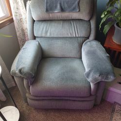 Lazy boy recklessly , very good condition , no rips , no terrace , no everything works perfectly