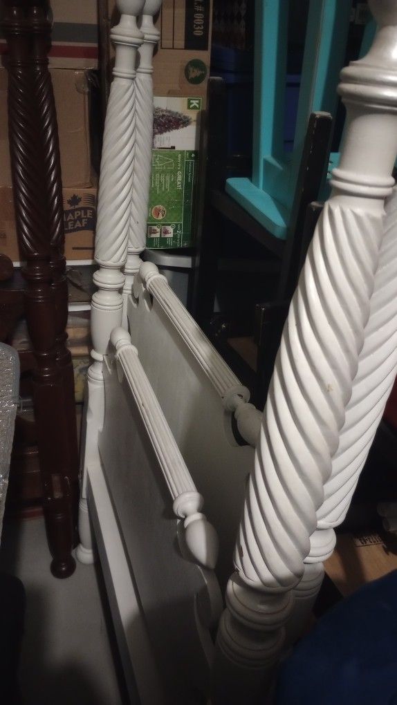 WHITE 4 POST TWIN BED $0.  PENDING PICKUP 