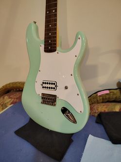 Rare Squier Tom Delonge signature Stratocaster W/MBT molded case