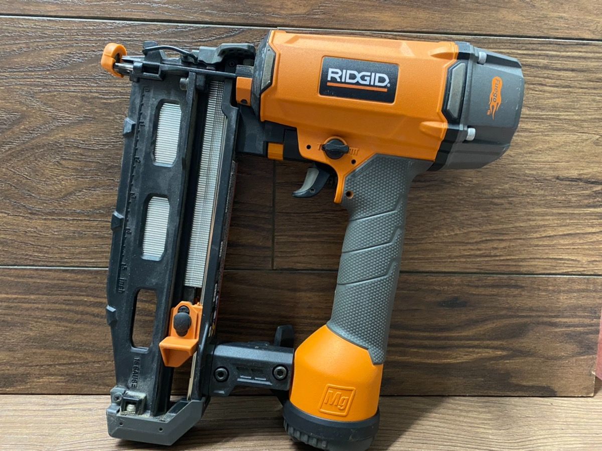 Pneumatic 16-Gauge 2-1/2 in. Straight Finish Nailer with CLEAN DRIVE (PO1005306)