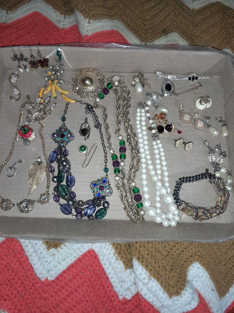 29 Piece Vintage Woman's Jewelry Lot