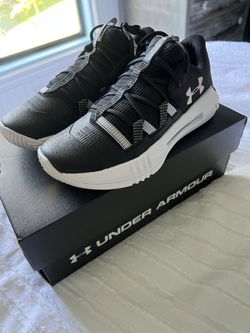 Volleyball/court shoes Under Armour 7.5 NWT (Retails for $110)