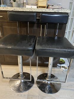 2 bar stools