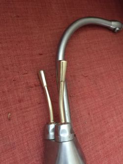 Water filter for hot and cold