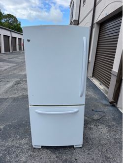 Refrigerator Good condition everything works fine