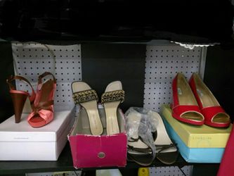 4 PAIR OF WOMEN SIZE 8 SHOES READ DETAILS